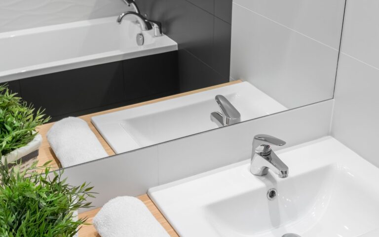 Armário de banheiro com espelho barato